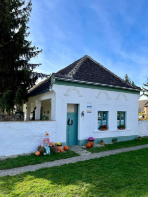 Öregfenyő Tornácosház